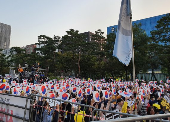 19일 오후 5시께부터 서울 여의도 국회의사당 앞에서 열린 '제10차 촛불문화제'에서 집회 참가자들이 태극기 피켓을 들어보이고 있다. /사진=오은선기자
