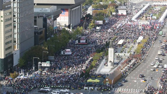 19일 오후 서울 광화문광장에서 자유한국당 주최 '국정대전환 촉구 국민보고대회' 가 열리고 있다. /사진=박범준 기자