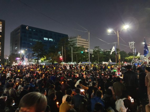 19일 오후 서울 여의도 국회의사당 앞에서 검찰개혁 사법적폐청산 범국민시민연대가 주최한 '제10차 촛불 문화제'가 열리고 있다. /사진=오은선기자