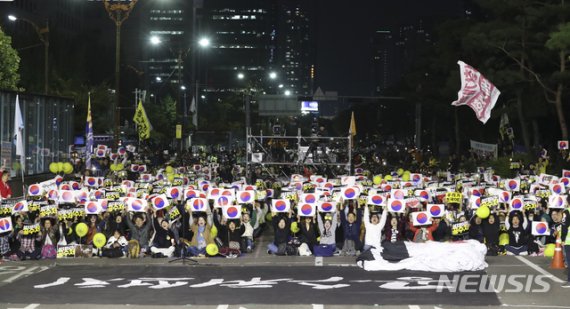 19일 오후 서울 영등포구 국회 앞에서 열린 '제10차 사법적폐청산을 위한 검찰개혁 촛불문화제'에 참가한 시민들이 사법적폐청산 촉구 피켓을 흔들고 있다. /사진=뉴시스