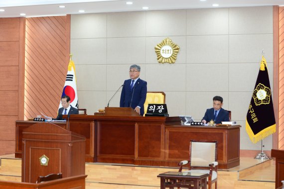 울산 중구의회(의장 신성봉)는 지난 18일 본회의장에서 제219회 임시회 제2차 본회의를 열고 울산지역 최초로 모든 여성청소년에게 위생용품울 무료 지원할 수 있는 조례를 제정했다. /사진=울산 중구의회