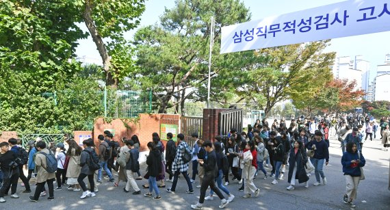 20일 서울 도곡로 단국대학교사범대학부속고등학교에서 열린 삼성직무적성검사(GSAT)에 응시한 취업준비생들이 시험을 마치고 고사장을 나서고 있다. 사진=김범석 기자