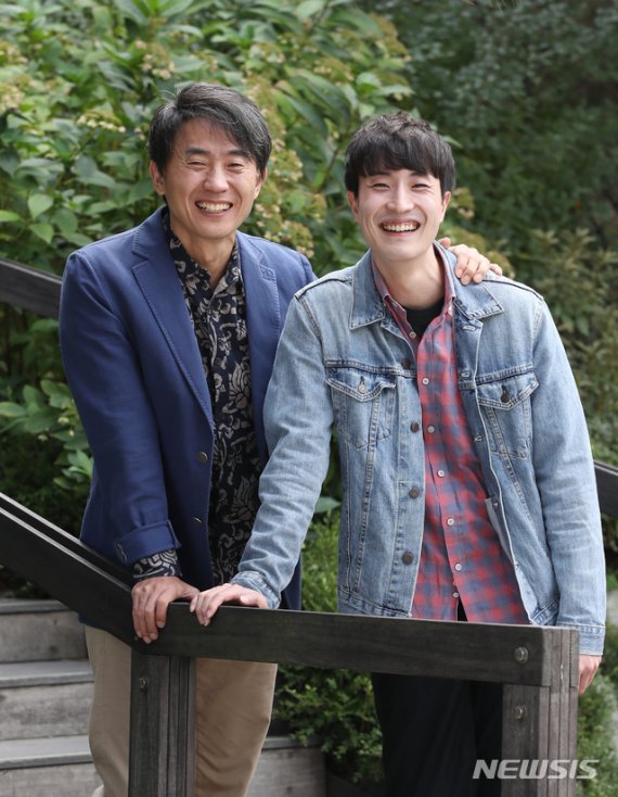 【서울=뉴시스】조수정 기자 = 2019 SAC CUBE 연극 '맨 끝줄 소년' 배우 박윤희, 안창현이 10일 오후 서울 서초동 예술의전당에서 뉴시스와 인터뷰를 마친 뒤 포즈를 취하고 있다. 2019.10.chocrystal@newsis.com