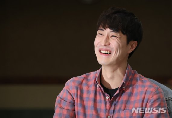 【서울=뉴시스】조수정 기자 = 2019 SAC CUBE 연극 '맨 끝줄 소년' 배우 안창현이 10일 오후 서울 서초동 예술의전당에서 뉴시스와 인터뷰 하고 있다. 2019.10.chocrystal@newsis.com