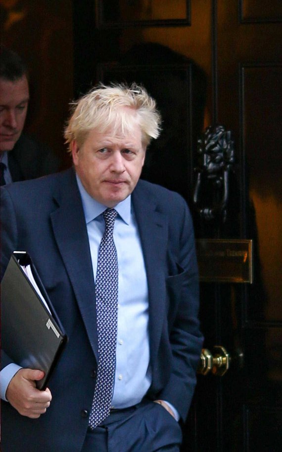 보리스 존슨 영국 총리가 19일(현지시간) 하원으로 가기 위해 수도 런던의 총리 관저를 나서고 있다. 그는 이달 자신이 마련한 새로운 유럽연합(EU) 탈퇴안 투표를 진행하려 했으나 하원의 반대로 뜻을 이루지 못했다. AP 뉴시스
