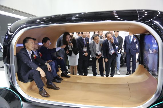 '대구국제미래자동차엑스포'에 참석한 내빈들이 기아자동차 컨셉트카를 체험하고 있다. 사진=대구시 제공