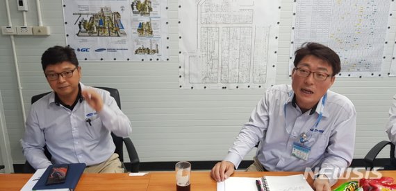 【서울=뉴시스】삼성엔지니어링 이주식 EM(engineering manager·왼쪽)과 김재홍 CM(construction manager·오른쪽)의 모습.