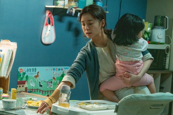 한국 여성의 출산과 육아를 현실적으로 녹여낸 영화 '82년생 김지영'의 한 장면 /사진=롯데컬처웍스
