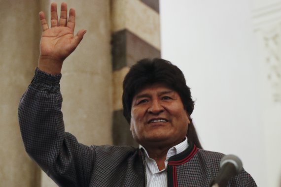 에보 모랄레스 볼리비아 대통령이 20일(현지시간) 수도 라 파즈의 대통령궁에서 지지자들에게 손을 흔들고 있다.AP뉴시스