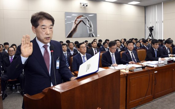 송진섭 현대건설 전무가 21일 오후 서울 여의도 국회에서 열린 과학기술정보방송통신위원회의 방송통신위원회, 원자력안전위원회 등에 대한 종합감사에 출석해 증인선서를 하고 있다. 사진=박범준 기자