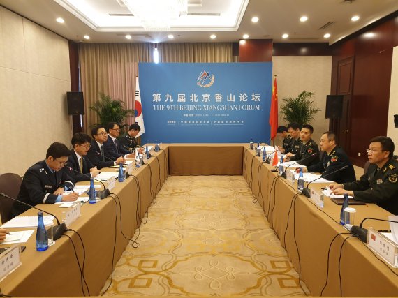 박재민 국방부차관은 10월 21일 베이징에서 중국 연합참모부 부참모장 샤오위안밍 중장과 제5차 한중 국방전략대화를 개최하여, 양국 국방교류협력에 대해 의견을 나누고 있다. / 사진=국방부 제공