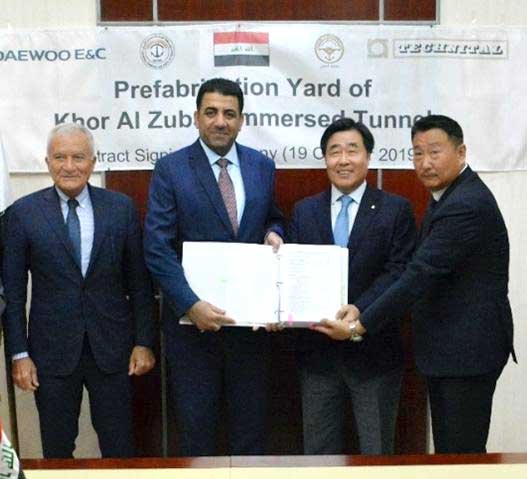 대우건설 김형 사장(왼쪽 세번째)과 이라크 항만청 사파 알파야드사장(왼쪽 두번째)이 이라크 코르 알 주바이르 침매터널 제작장 조성공사 계약서를 들고 있다. 대우건설 제공