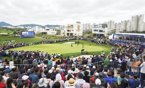 지난달 22일 신한동해오픈에 많은 갤러리가 몰려 남자 골프의 인기를 실감케 했다. KPGA 제공