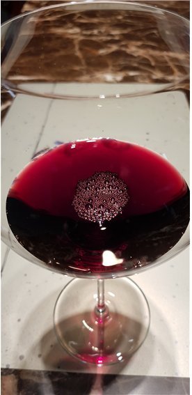 디아블로 다크레드 와인은 잔에 따라보면 검붉은 색깔이 유독 강하다.