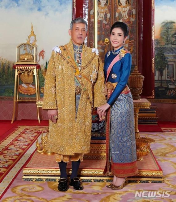 태국 국왕, 배우자 지위 박탈 "조신하지 못하고 왕에 불충실"