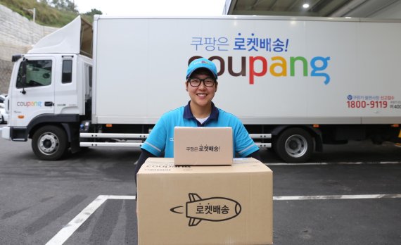 여성 쿠팡맨 정준희씨와 그가 모는 5톤 트럭. © 뉴스1(쿠팡 제공)