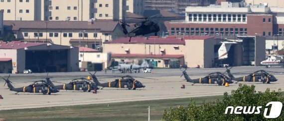 해외주둔 미군 기지 중 가장 큰 평택 캠프 험프리스에 헬기가 착륙하고 있다. /사진=뉴스1