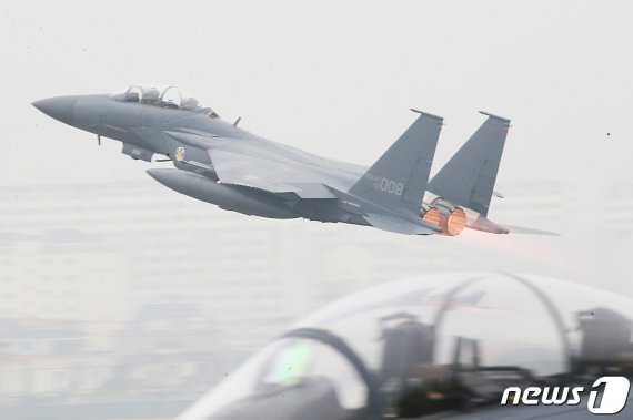 1일 국군의 날을 맞아 대구 공군기지(제11전투비행단)에서 열린 '제71주년 국군의 날 행사'에서 F-15K 전투기가 임무수행을 위해 이륙하고 있다. 2019.10.1/뉴스1 © News1 공정식 기자