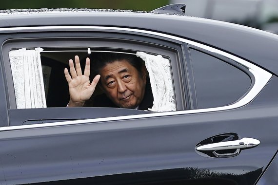 지난 22일 나루히토 일왕의 즉위 행사 직후 고쿄를 떠나는 아베 신조 일본 총리. AP뉴시스
