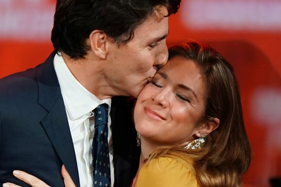 포옹을 하면 여성의 스트레스가 감소하는 것으로 나타났다. 캐나다의 쥐스탱 트뤼도 총리가 그의 아내 소피 트뤼도와 포옹을 하고 있다. /사진=로이터뉴스1
