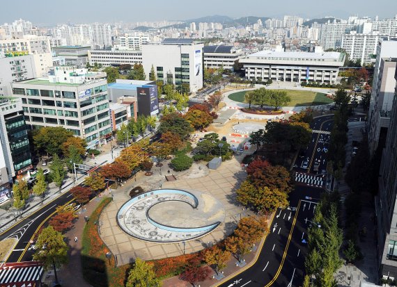 인천시는 시청사 현관 앞부터 미래광장까지 길이 약 200m 공간을 시민을 위한 열린공간 '인천애뜰'로 새롭게 단장했다. 사진은 '인천애뜰' 전경.