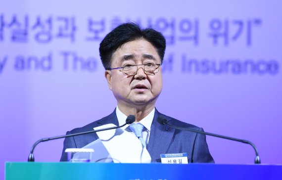 제12회 국제보험산업심포지엄이 23일 서울 소공로 웨스틴조선호텔에서 파이낸셜뉴스와 보험연구원 공동 주최로 개막됐다. 신용길 생명보험협회장이 축사를 하고 있다. 사진=김범석 기자 /사진=fnDB