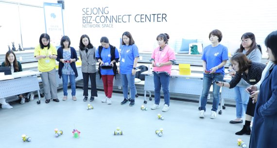 '다시 꿈꾸는 엄마를 위한 SW창업교육' 참가자들이 로봇코딩 게임만들기 수업에서 직접 실습에 참여하고 있다. 연구개발특구진흥재단 제공