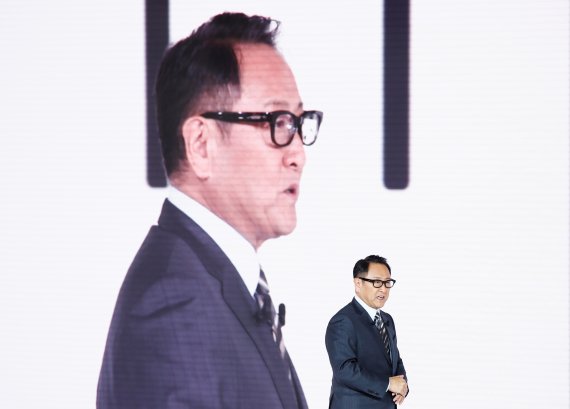 지난해 10월 도쿄 모터쇼에서 프리젠테이션을 하는 도요타의 도요타 아키오 사장. 로이터 뉴스1