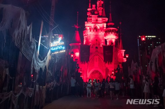【서울=뉴시스】롯데월드 어드벤처 '블러디 캐슬'
