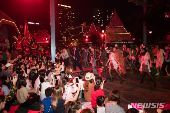 【서울=뉴시스】롯데월드 어드벤처 '호로 할로윈'의 좀비 퍼포먼스