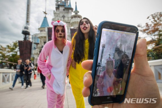【서울=뉴시스】롯데월드 어드벤처 '핼러윈 포토 스폿'