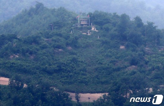 26일 강원도 고성군 금강산전망대(717OP)에서 바라본 북녘. 철책 너머로 북한 초소가 보이고 있다. 2019.6.26/뉴스1 © News1 고재교 기자