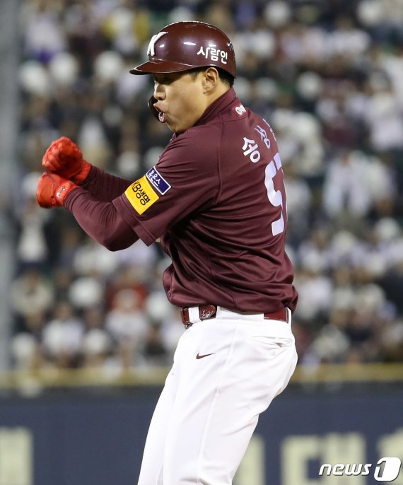 22일 오후 서울 잠실야구장에서 열린 프로야구 2019 신한은행 마이카 KBO리그 한국시리즈 1차전 두산 베어스와 키움 히어로즈의 경기, 7회초 2사 2루 상황 키움 대타 송성문이 1타점 동점 적시타를 때려낸 후 세리머니를 하고 있다. 2019.10.22/뉴스1 © News1 이동해 기자