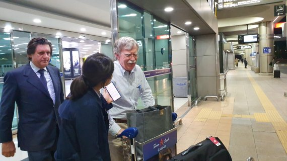 23일 오후 김포공항을 통해 입국한 존 볼턴 전 백악관 국가안보보좌관이 파이낸셜뉴스 취재진을 만나 인터뷰하고 있다. (사진: 파이낸셜뉴스 DB)