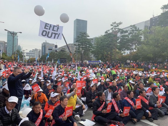 서울개인택시조합원이 23일 서울 여의도 국회 앞에서 열린 '타다 반대 집회'에서 '타다 아웃' 구호를 외치고 있다. 사진=박소현 기자