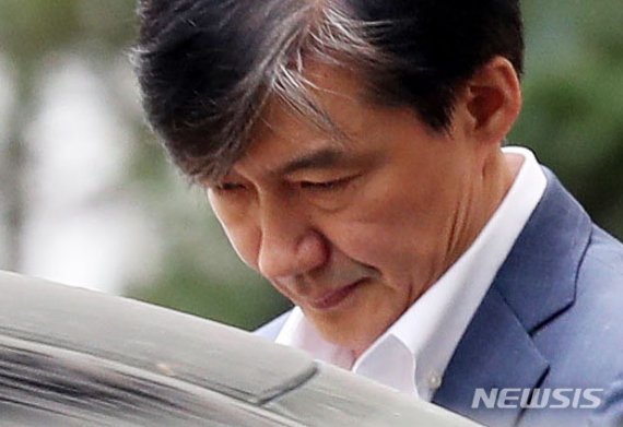 조국 전 법무부 장관이 24일 오전 서울 서초구 방배동 자택을 나서고 있다.