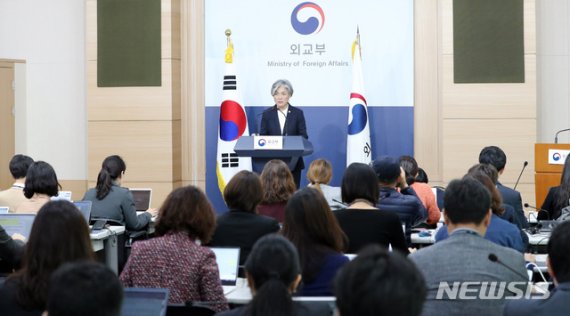 【서울=뉴시스】 전진환 기자 = 강경화 외교부 장관이 24일 오전 서울 종로구 외교부 브리핑룸에서 내신기자들을 대상으로 외교현안 관련 브리핑을 하고 있다. 2019.10.24. amin2@newsis.com <저작권자ⓒ 공감언론 뉴시스통신사. 무단전재-재배포 금지.> /사진=뉴시스화상