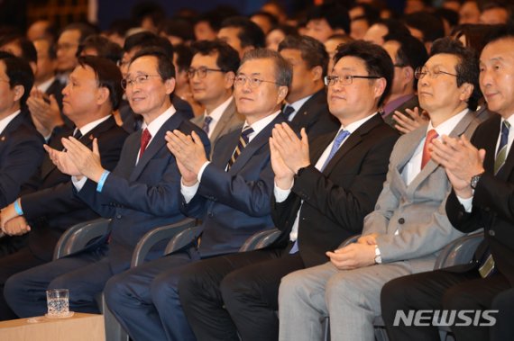 【군산=뉴시스】 박영태 기자 = 문재인 대통령이 24일 전라북도 군산시 명신 군산 공장에서 열린 전북 군산형 일자리 상생협약식에 참석, 박수를 치고 있다. 왼쪽부터 강임준 군산시장, 송하진 전북도지사, 문 대통령, 이태규 (주)명신 대표, 강영권 에디슨모터즈 회장, 손학규 바른미래당 대표. 2019.10.24.since1999@newsis.com