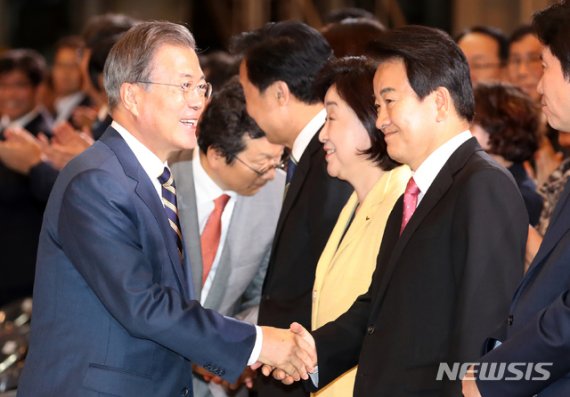 【군산=뉴시스】 박영태 기자 = 문재인 대통령이 24일 전라북도 군산시 명신 군산 공장에서 열린 전북 군산형 일자리 상생협약식에 참석하며 정동영 민주평화당 대표와 악수하고 있다. 2019.10.24.since1999@newsis.com