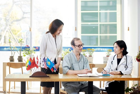 지샘병원 김은경 국제진료센터장(오른쪽)이 외국인 환자를 상담하고 있다.