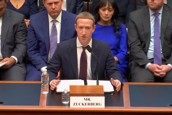 마크 저커버그 페이스북 CEO가 미국 하원 금융서비스위원회 의원들의 질의에 답하고 있다. /사진=청문회 생중계 화면 갈무리