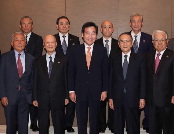 이낙연 국무총리(앞줄 가운데)가 24일 일본 도쿄 캐피털호텔 도큐에서 열린 일본 주요경제인 초청오찬에서 기념촬영을 하고 있다. 뉴스1