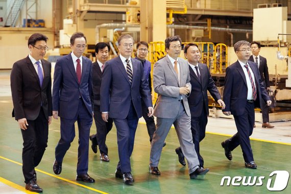 문재인 대통령이 24일 오후 군산시 (주)명신 프레스 공장에서 열린 ‘전북 군산형 일자리 상생협약식’에 참석하기 위해 참석자들과 입장하고 있다. (청와대 제공)2019.10.24. /사진=뉴스1