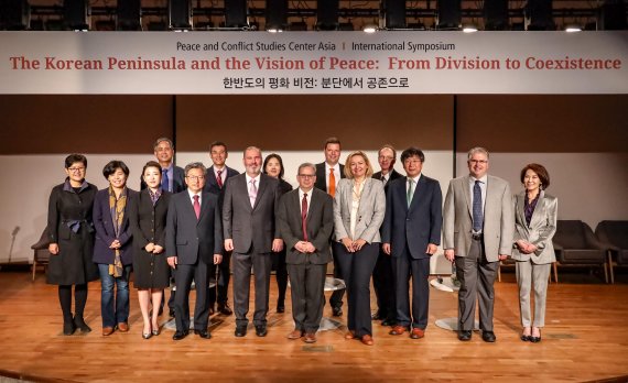 한국조지메이슨대학교가 23일 개최한 국제 심포지엄 후 주제발표자와 토론자, 관계자들이 기념촬영을 하고 있다.