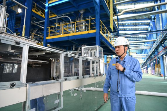 포스코케미칼 정규용 음극재생산부장이 시험가동 중인 생산라인에서 공정을 설명하고 있는 모습