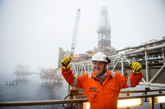 키엘 뵈르그 프라일베르그 노르웨이 석유장관이 지난해 10월 북해 지역의 유전을 방문해 손을 들어보이고 있다. 노르웨이 정부는 21일(현지시간) 국부펀드의 유럽 투자비중을 줄이는 대신 미국 투자 비중을 대폭 확대하기로 결정했다. 로이터뉴스1