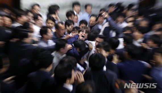 지난 4월 26일 새벽 서울 여의도 국회 본청 의안과 앞에서 여야 의원을 비롯한 보좌진 및 당직자들이 몸싸움을 하고 있다. / 사진=뉴시스