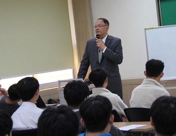 25일 서울 여의도고등학교 진로활동실에서 조홍래 한국투자신탁운용 대표가 재학생을 대상으로 CEO 특별강연을 진행하고 있다.