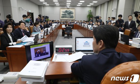 한국 "패스트트랙 사태 책임은 민주당" vs 與 "구상권 청구"