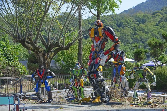 정크아트의 정수를 보여는 로봇들